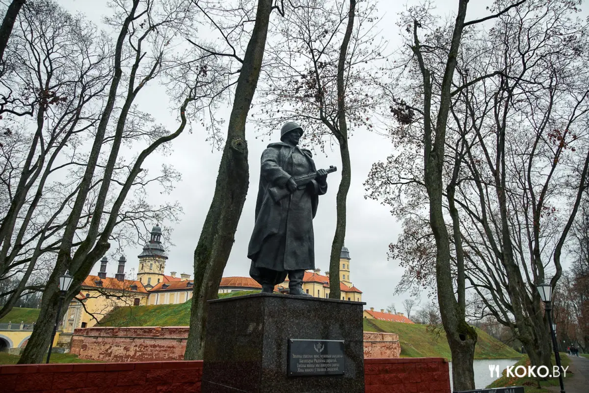 Есть ли жизнь в Несвижском Замке и чем кормят в местном кафе с самым высоким рейтингом Гугла - фото - 12