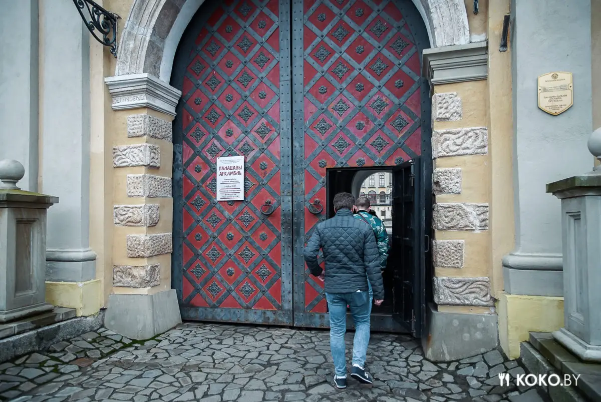Есть ли жизнь в Несвижском Замке и чем кормят в местном кафе с самым высоким рейтингом Гугла - фото - 18