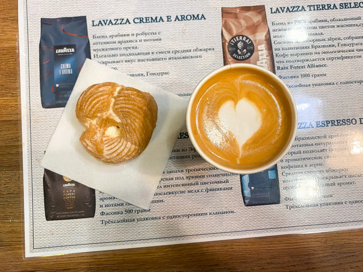 В двух кофешопах «Lavazza» капуч на миндальном молоке плюс фитнес эклер выдают за 4 рубля - фото - 1