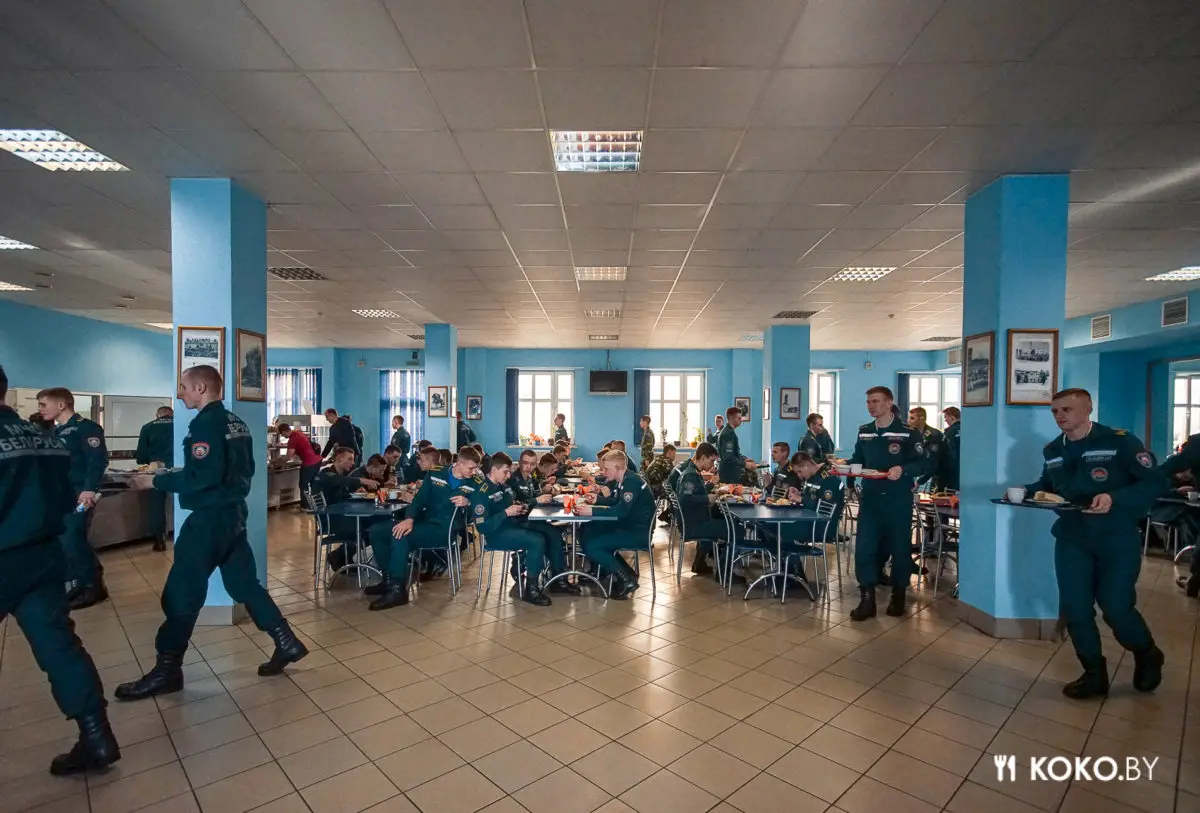 Проверили, чем кормят в столовой Университета гражданской защиты МЧС будущих спасателей - фото - 17