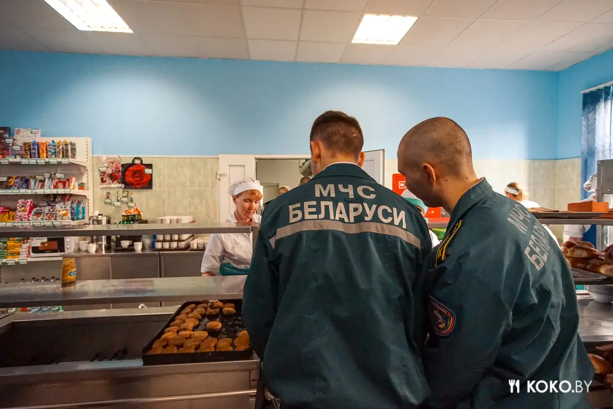 Проверили, чем кормят в столовой Университета гражданской защиты МЧС будущих спасателей - фото - 30