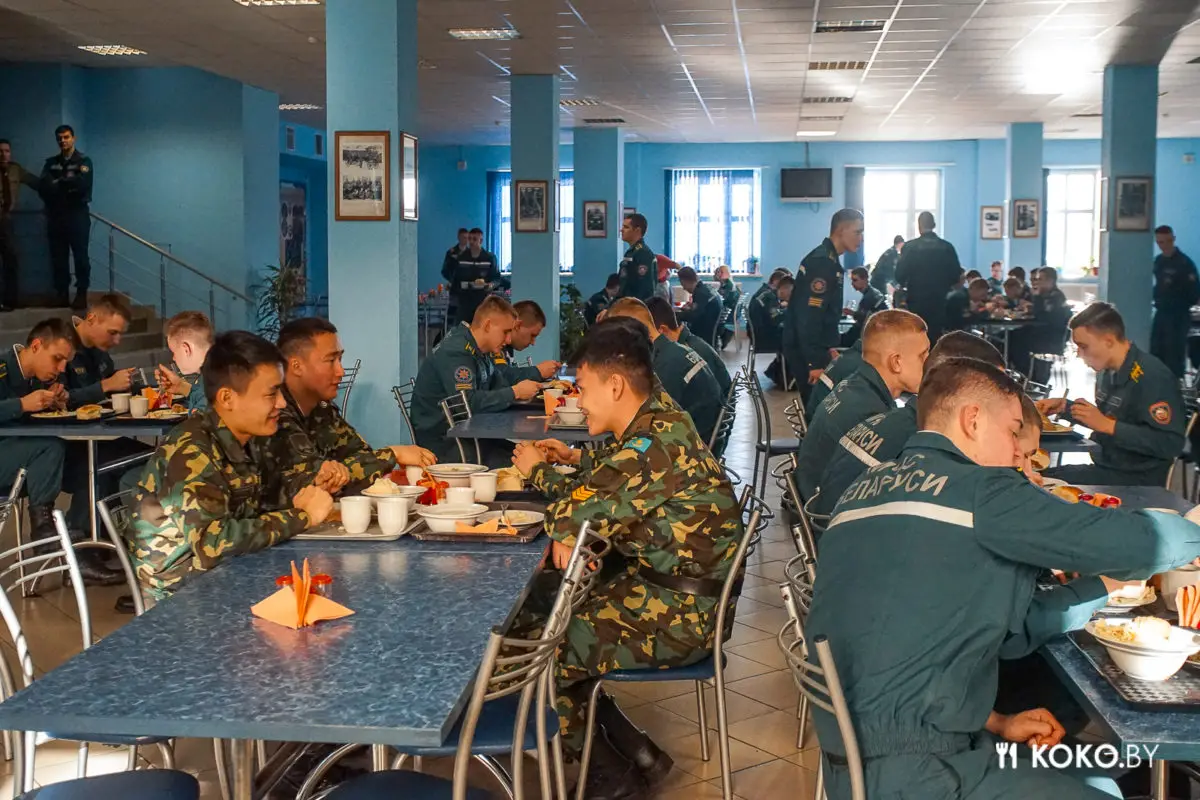 Проверили, чем кормят в столовой Университета гражданской защиты МЧС будущих спасателей - фото - 31