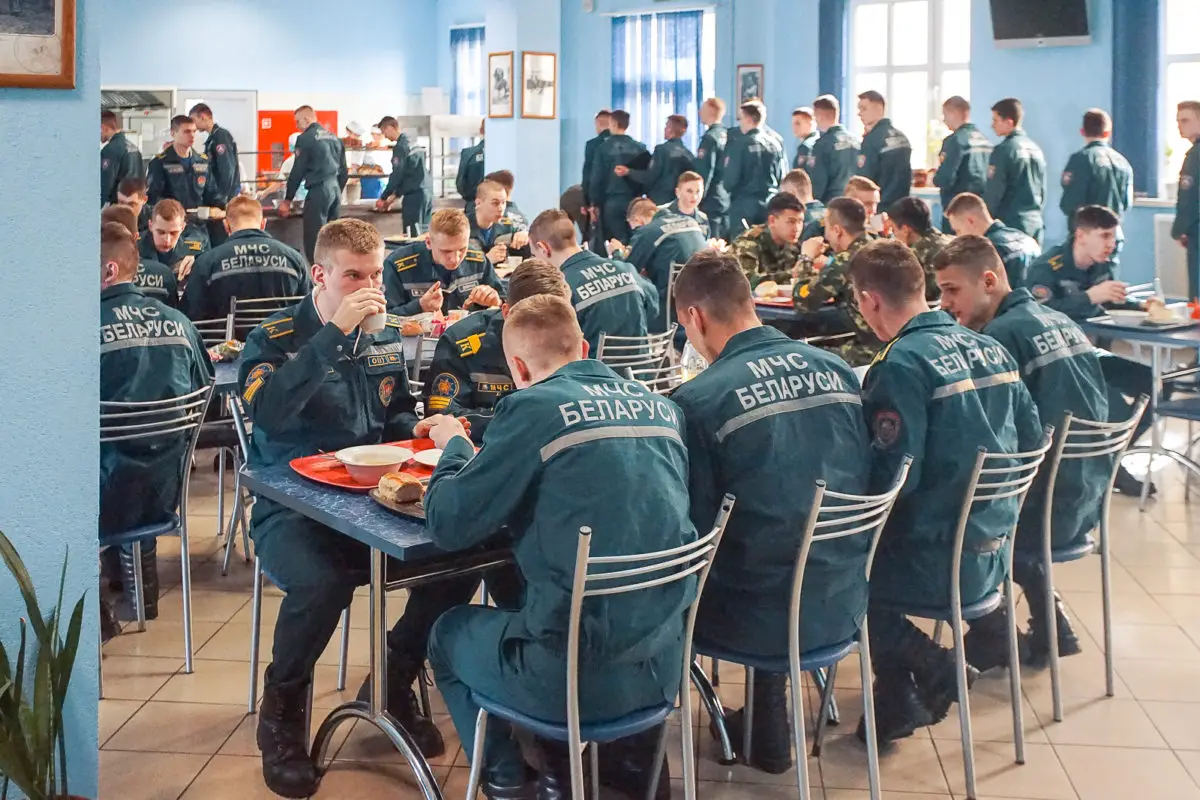 Проверили, чем кормят в столовой Университета гражданской защиты МЧС будущих спасателей - фото - 1