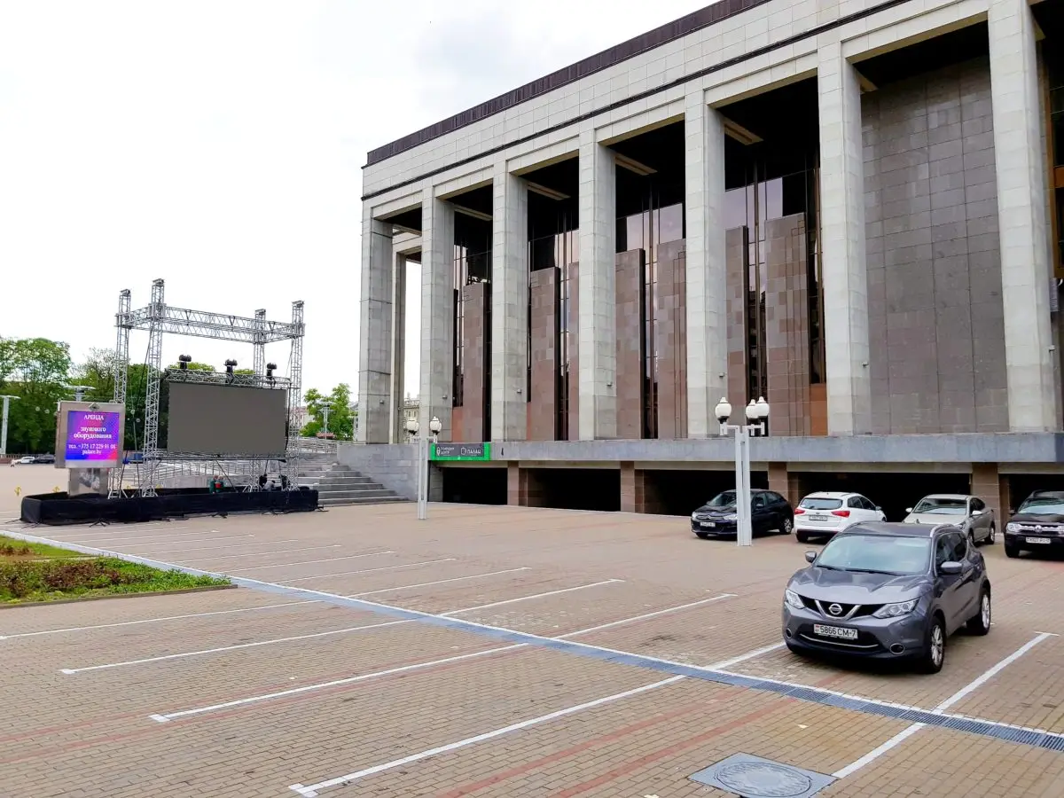 Сколько стоит билет в новый автокинотеатр у Дворца Республики - фото - 1