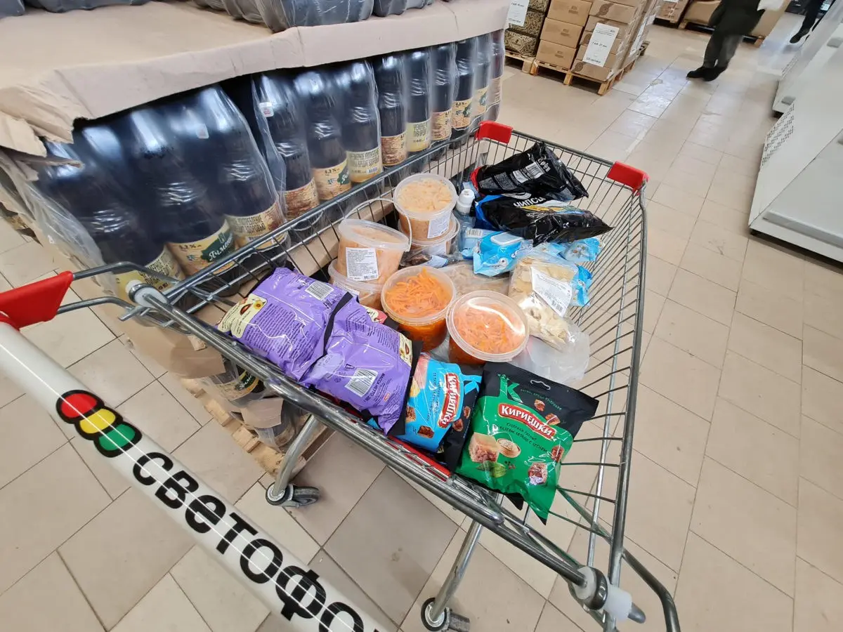Приехали на закупы в жёсткий дискаунтер «Светофор», чтобы понять, откуда такие очереди - фото - 1