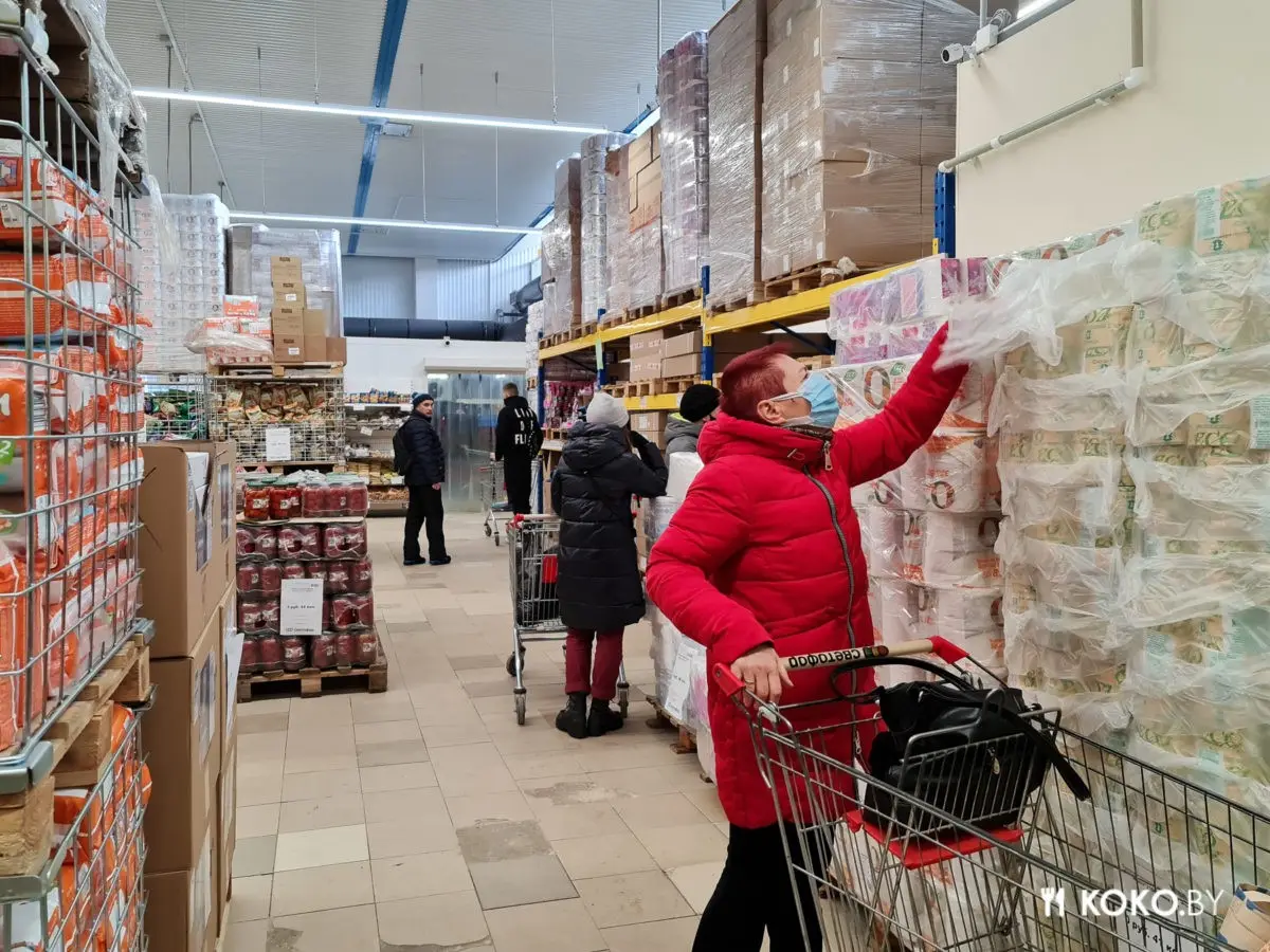 Приехали на закупы в жёсткий дискаунтер «Светофор», чтобы понять, откуда такие очереди - фото - 45