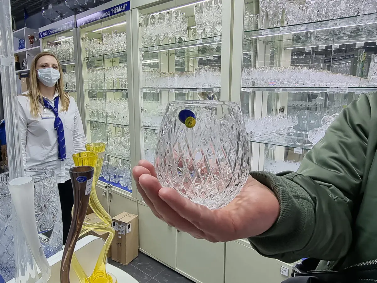 Это бабушкин сервиз? Что полезного можно унести домой из магазина стеклозавода «Неман» - фото - 1
