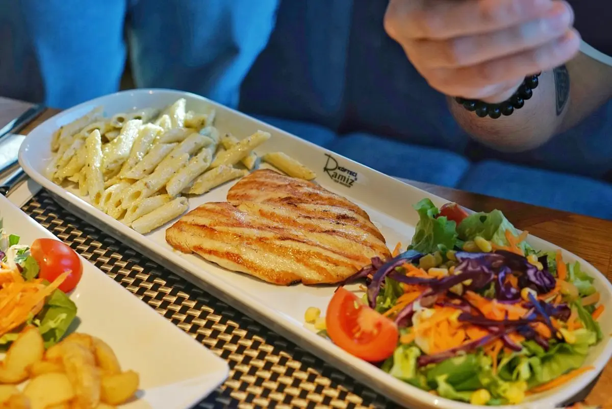 Турецкий мясной «Рамиз» неделю битком. Почему новый ресторан так популярен? - фото - 1