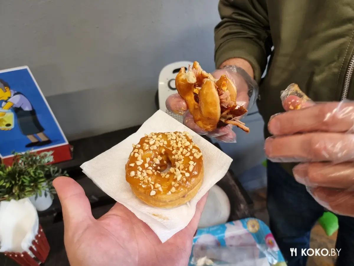 Пончиковая по Симпсонам. Здесь придумали сладкие пончики с томлёным мясом барбекю по 2р - фото - 15