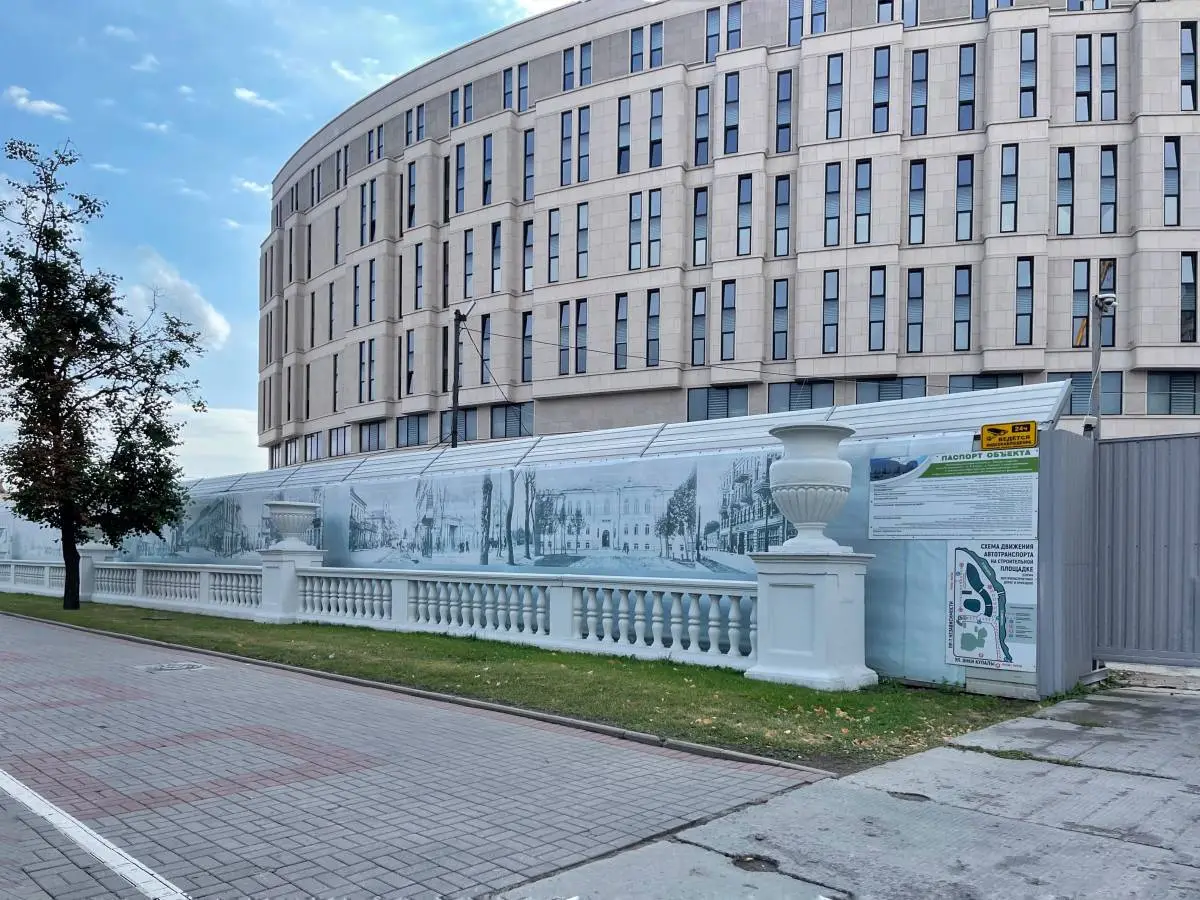 В «экс-Кемпински» возле цирка строят большой ресторан - фото - 1