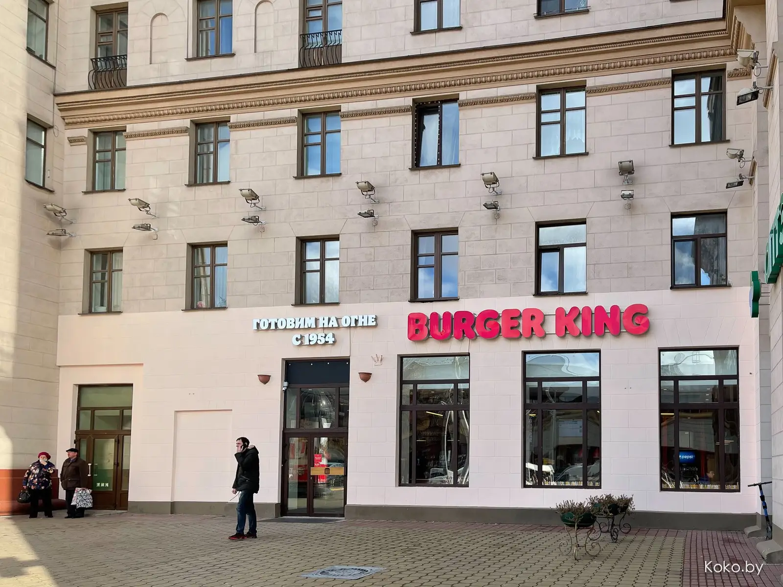 В «Бургер Кинг» по будням акция против голода: гамбургер плюс картошка фри за 2,90р - фото - 2