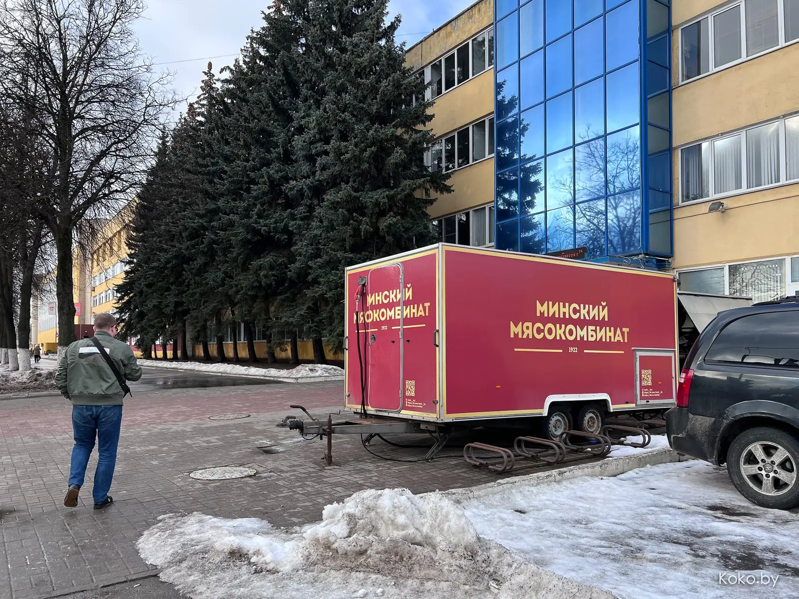 Минский мясокомбинат поставил у проходной свою фудтрак-коптильню с десятью видами мяса. Пришлось тестить! - фото - 2