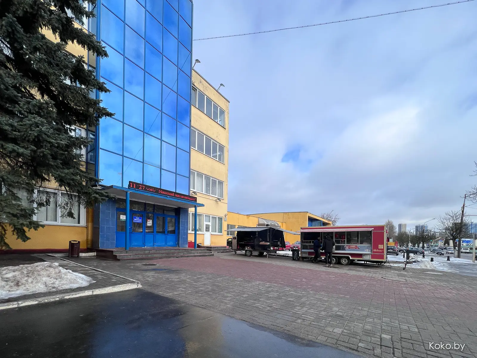 Минский мясокомбинат поставил у проходной свою фудтрак-коптильню с десятью видами мяса. Пришлось тестить! - фото - 3