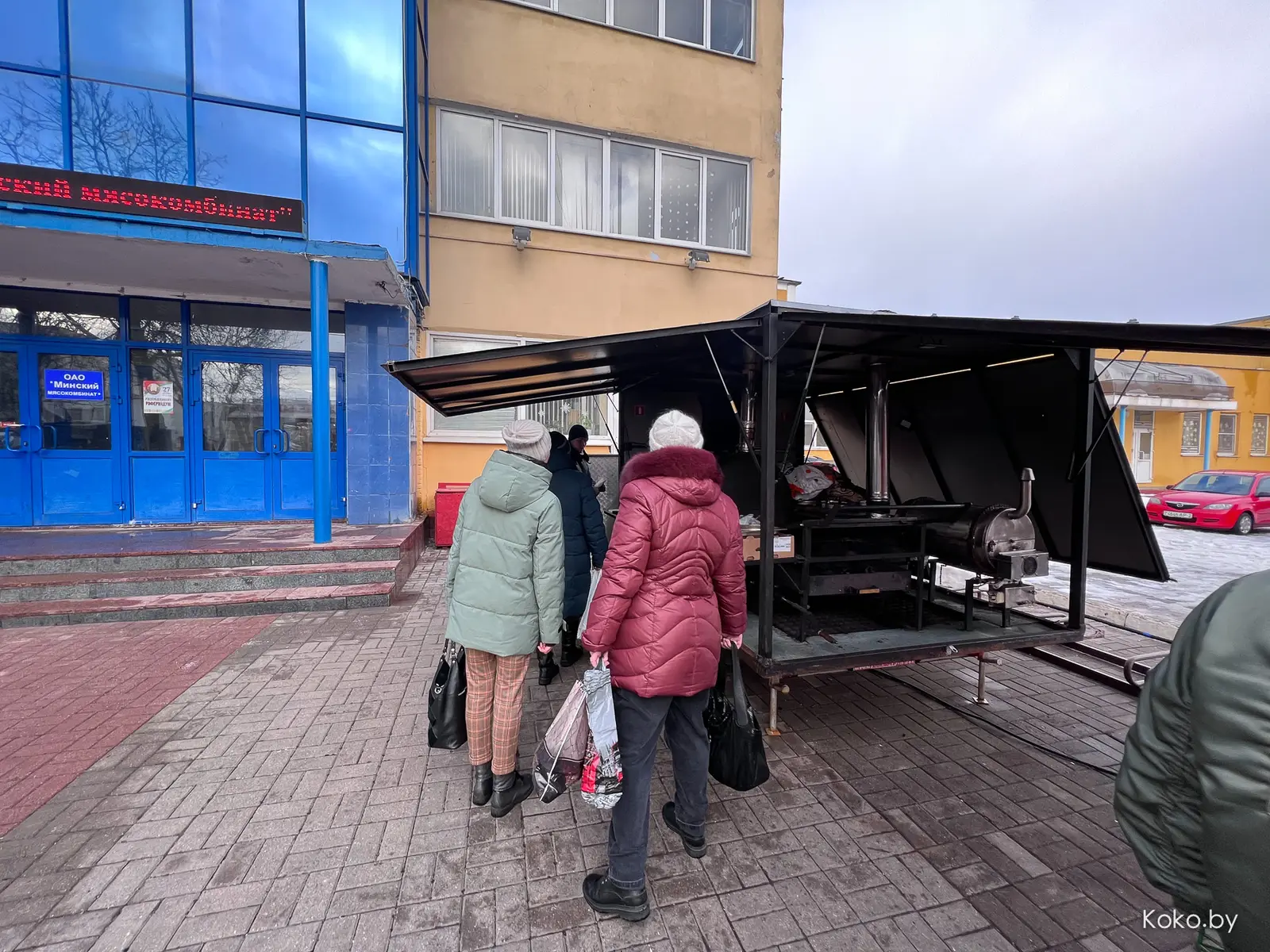 Минский мясокомбинат поставил у проходной свою фудтрак-коптильню с десятью видами мяса. Пришлось тестить! - фото - 4