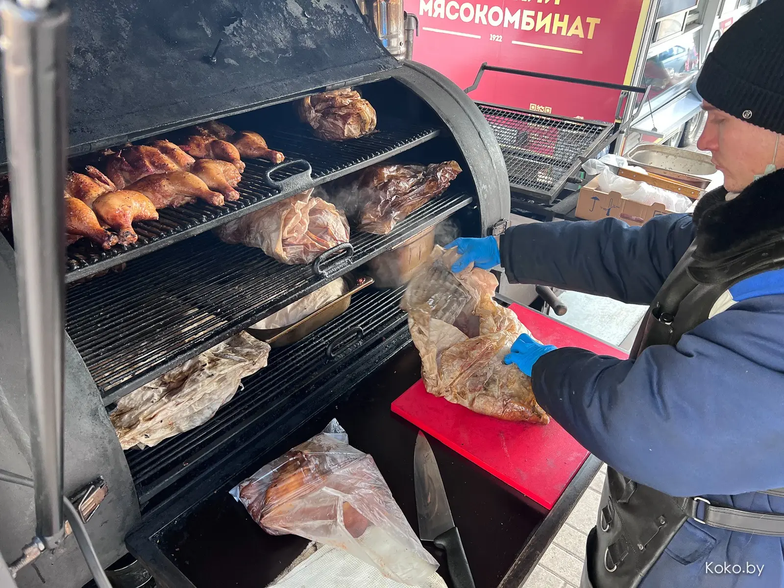 Минский мясокомбинат поставил у проходной свою фудтрак-коптильню с десятью видами мяса. Пришлось тестить! - фото - 6