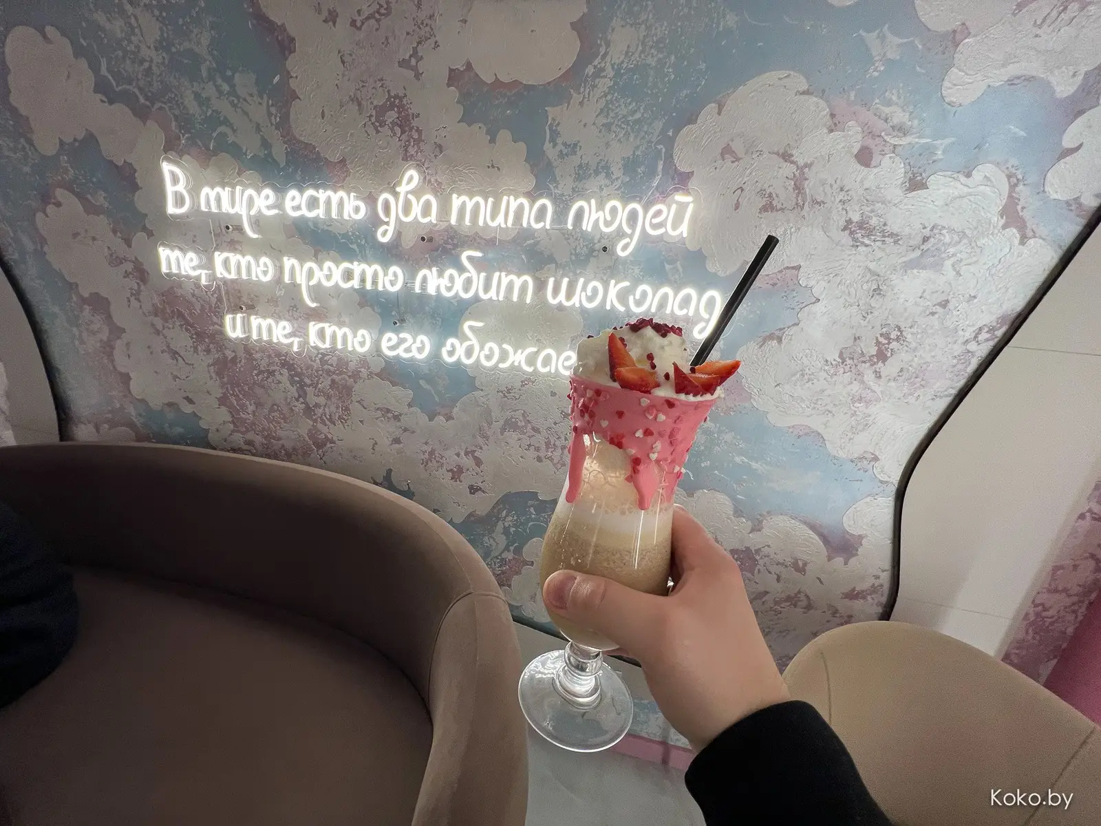 Клубничных дел кондитеры открыли инстаграмную кофейню «Майлаверберри» на два яруса. Прибыл посмотреть - фото - 25