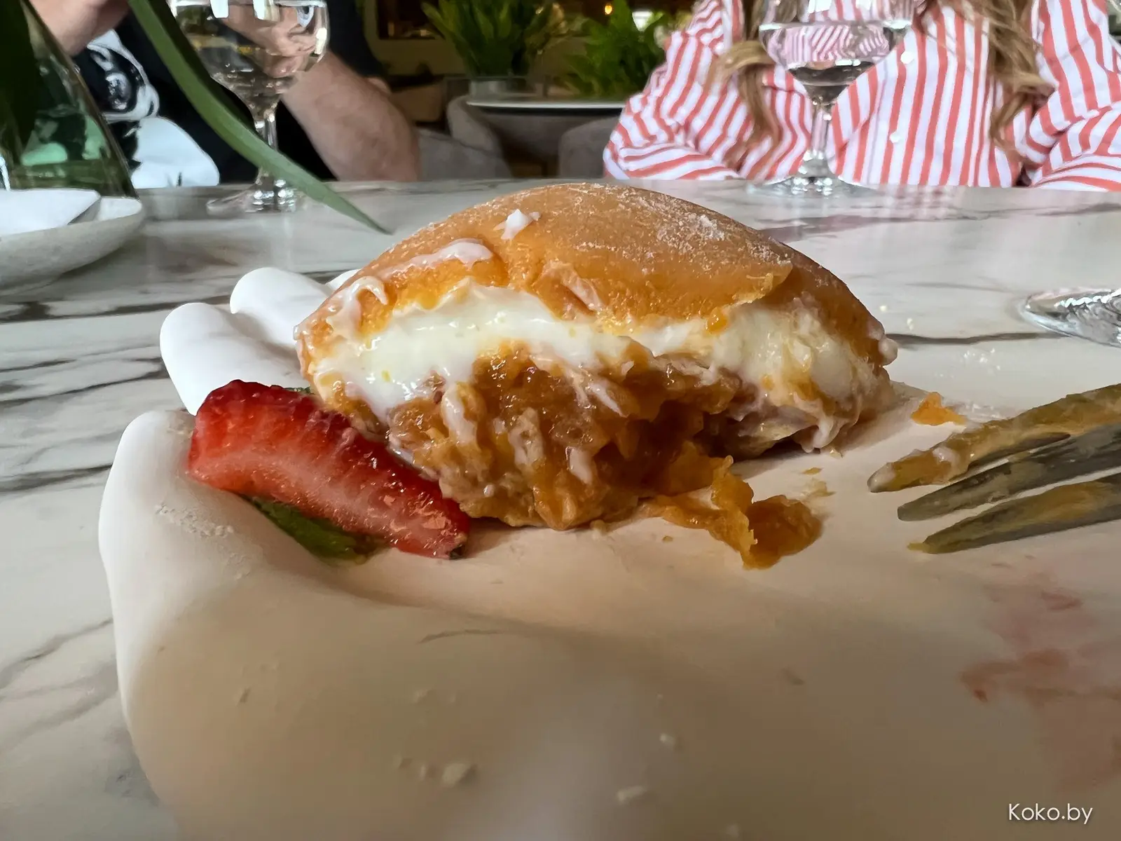 Чем кормят в новом, с пометкой свободной кухни, ресторане «Моджо» напоминающем «Фабрик» - фото - 32
