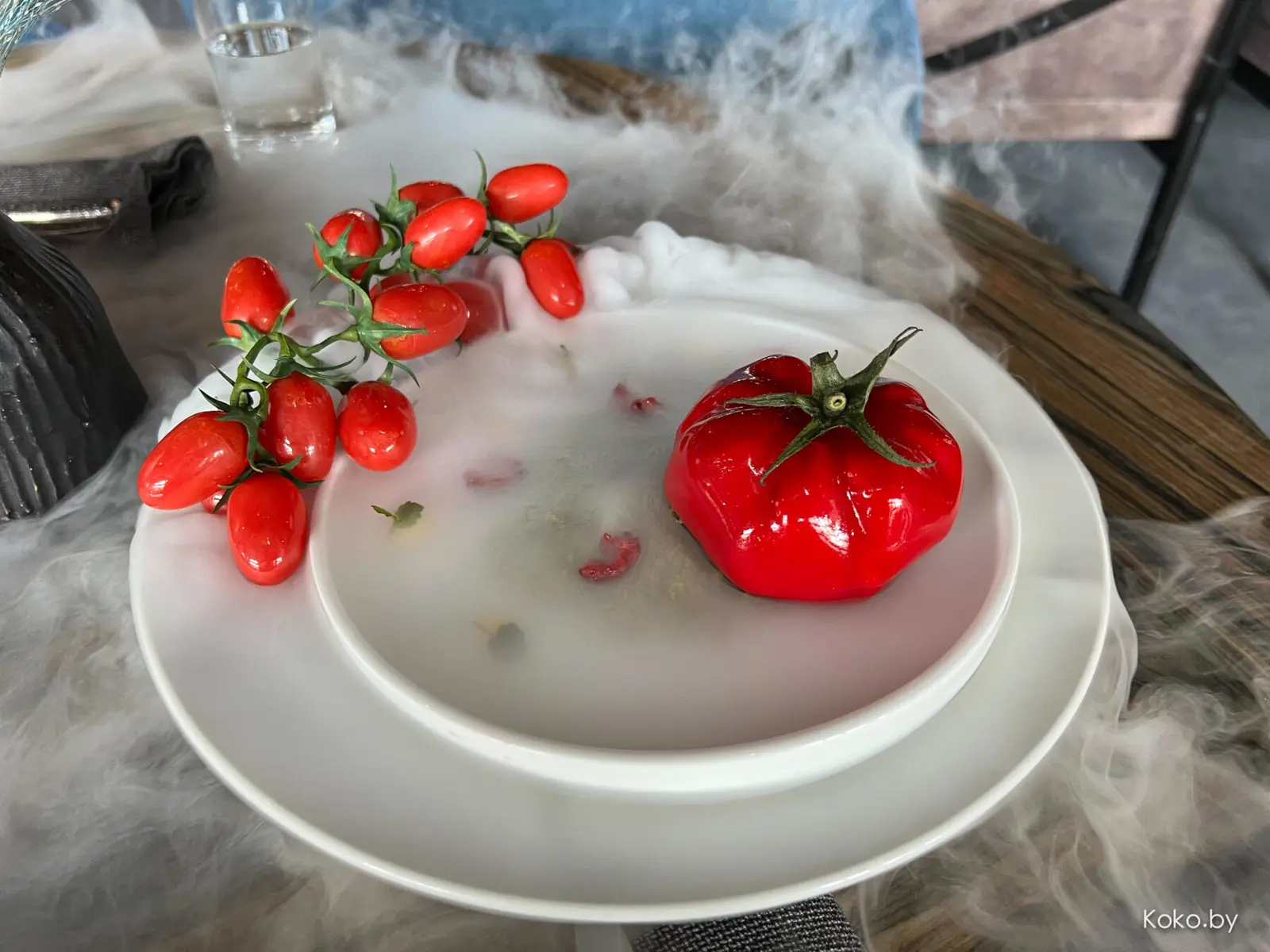 Десерты, которые потрясут ваше сознание и кошелёк: клешня краба, помидор, ледяная роза, шоколадная бомба - фото - 13