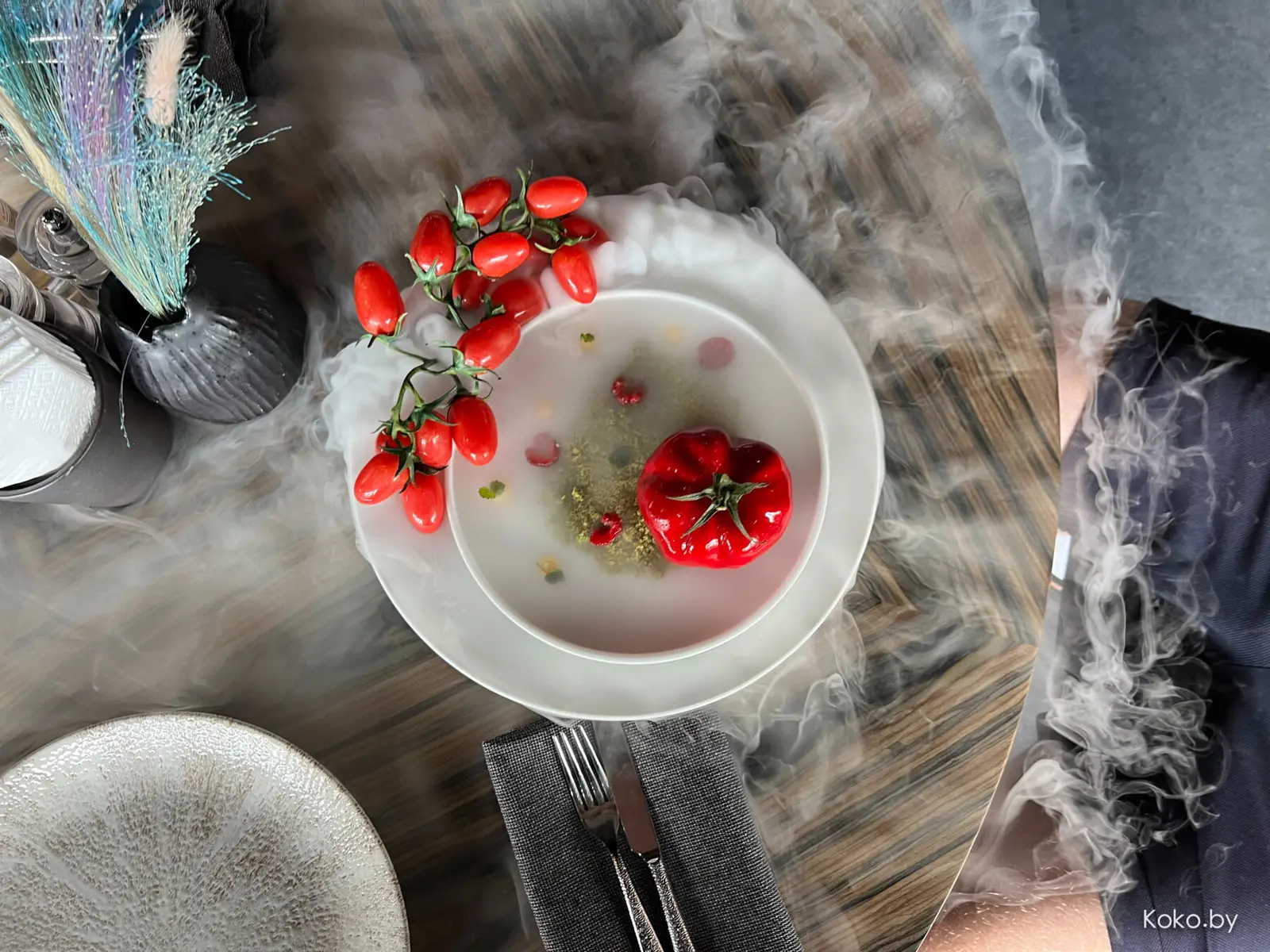 Десерты, которые потрясут ваше сознание и кошелёк: клешня краба, помидор, ледяная роза, шоколадная бомба - фото - 14