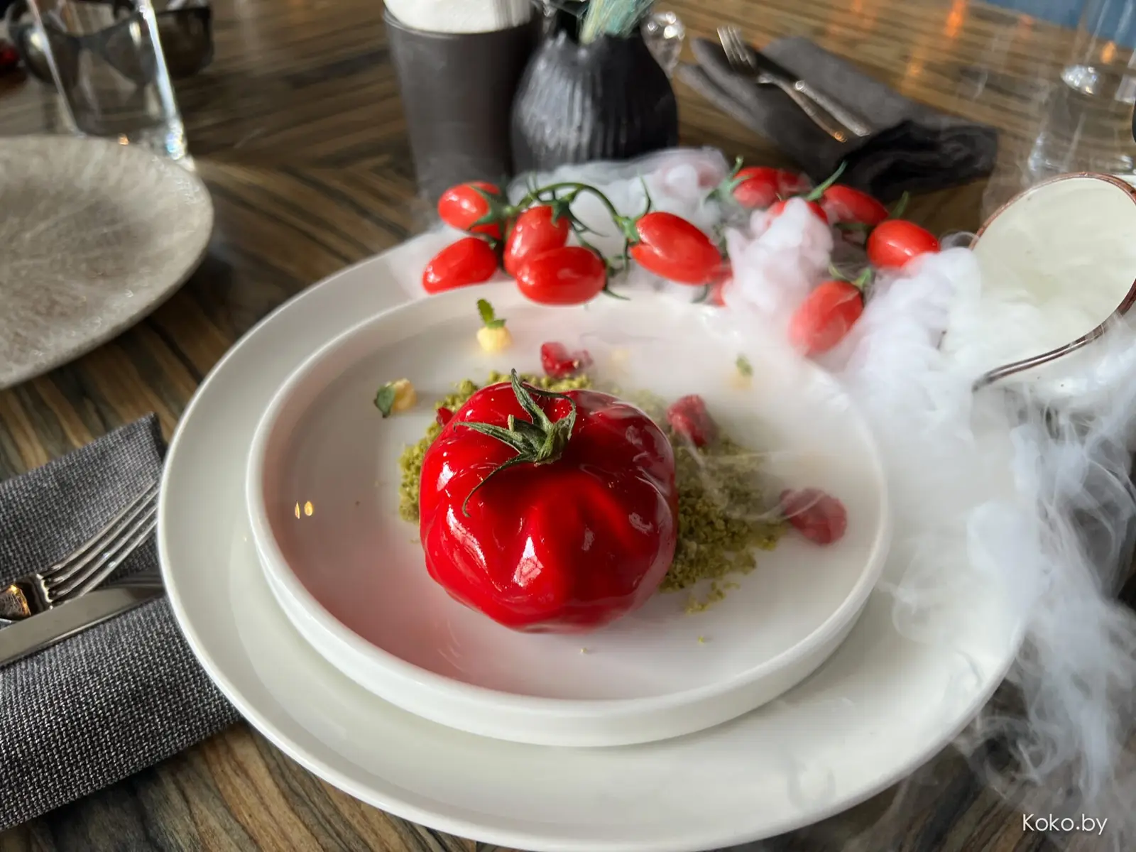 Десерты, которые потрясут ваше сознание и кошелёк: клешня краба, помидор, ледяная роза, шоколадная бомба - фото - 15