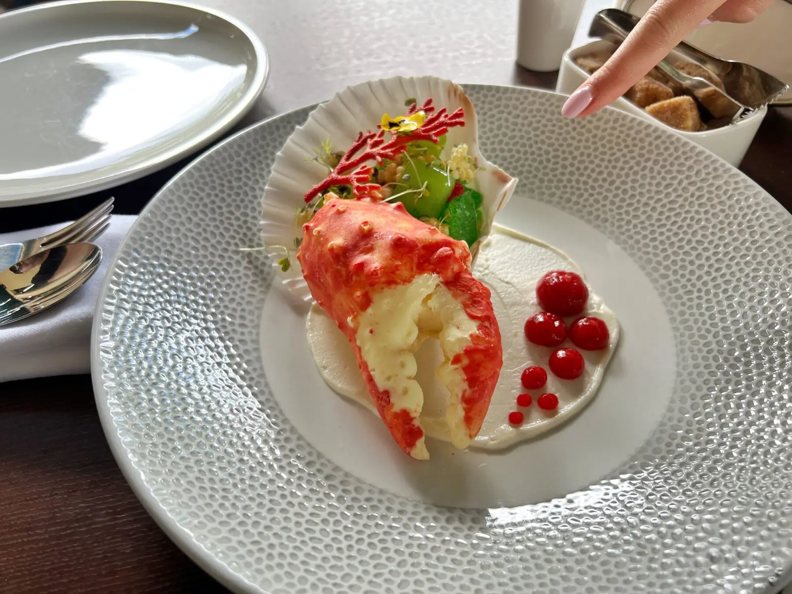 Десерты, которые потрясут ваше сознание и кошелёк: клешня краба, помидор, ледяная роза, шоколадная бомба - фото - 1