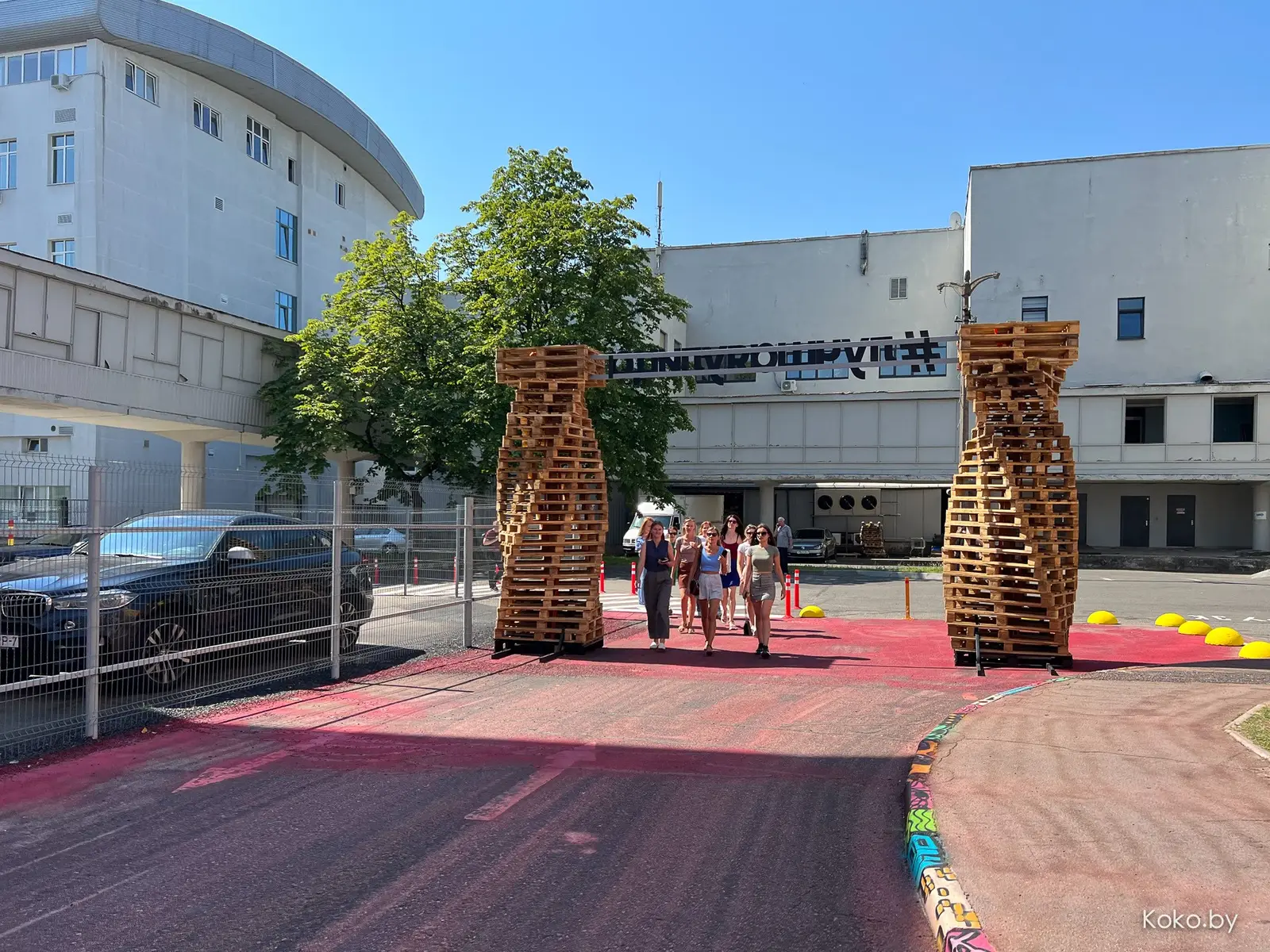 На завод! Сегодня в центре открылась новая локация с едой и песнями «Лучшая улица» - фото - 30