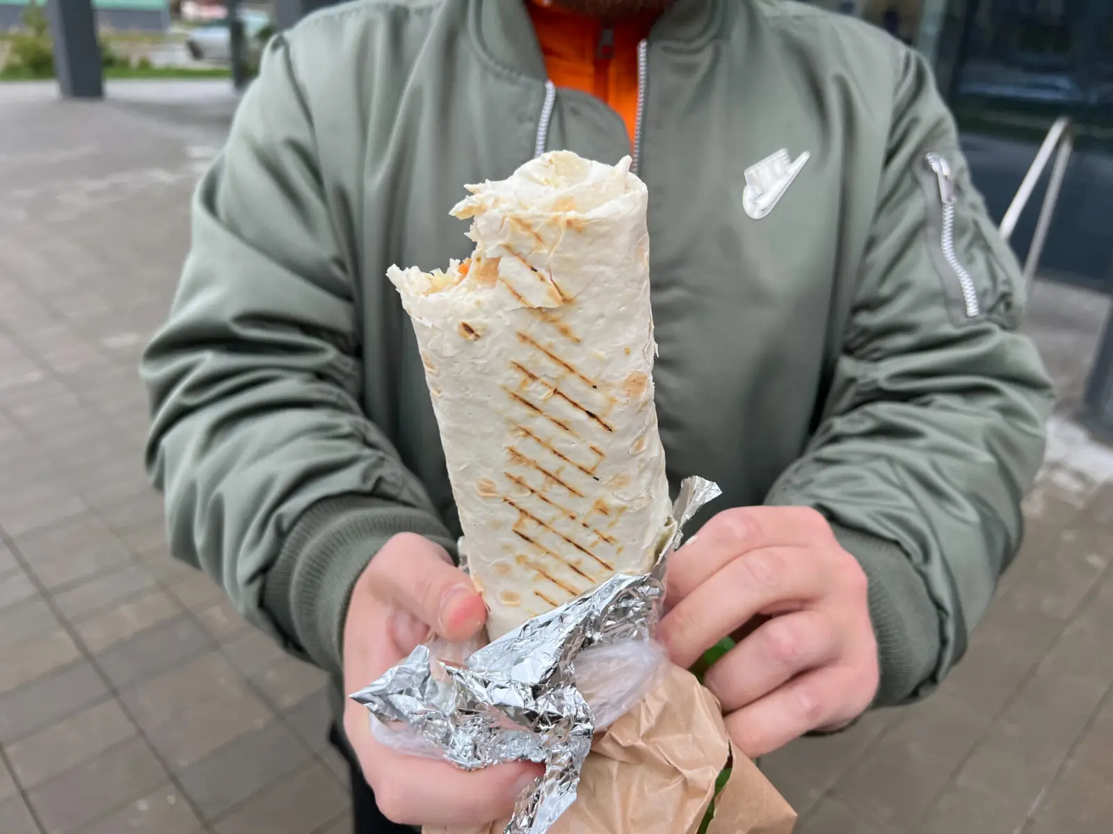Вернулся в Боровую по просьбе жителей ради курицы в лаваше и вафель из барбершопа - фото - 1