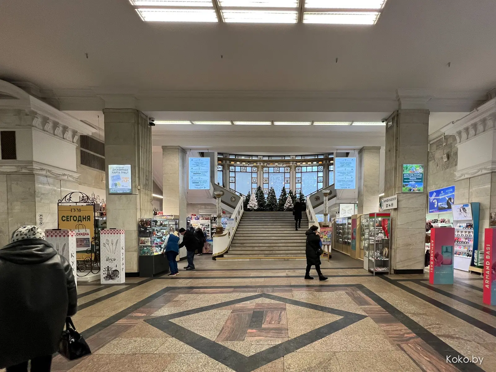 В «ГУМе» на втором этаже рюмочную переделали под кафетерий с вафлями и настойками как из 19 века - фото - 13