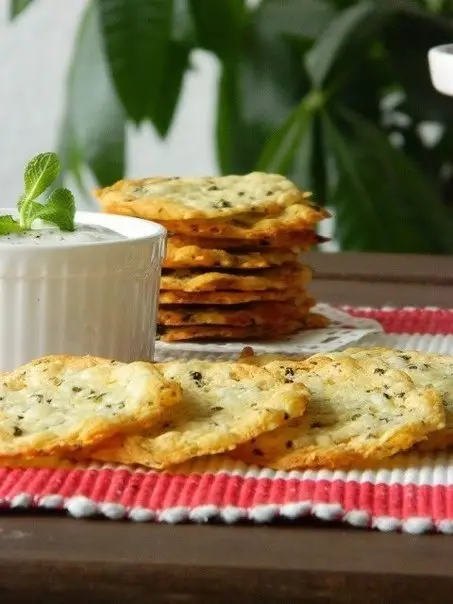 Закуски: Хрустящие сырные крекеры