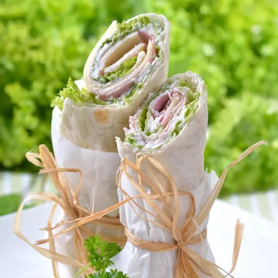 Закуски: Закуска из лаваша с зеленью и куриным мясом