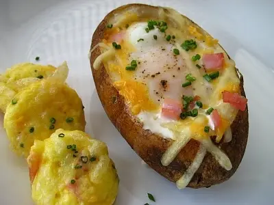 Закуски: Яйцо чучела запеченный картофель