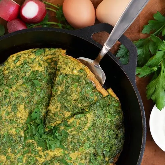 Кухни мира: Иранский омлет с зеленью «Куку сабзи»
