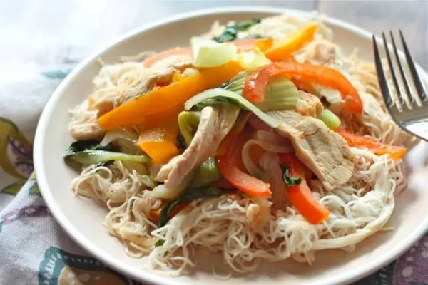 Макароны: Лапша с курицей и овощами