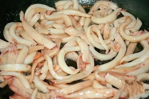 Морепродукты: Нежный кальмар в сметанном соусе