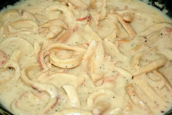 Морепродукты: Нежный кальмар в сметанном соусе