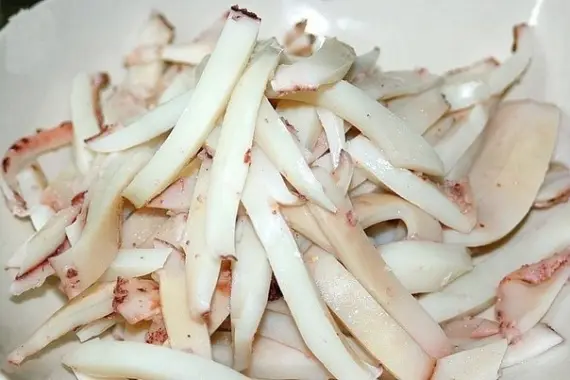 Морепродукты: Нежный кальмар в сметанном соусе