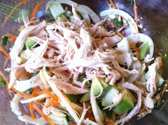 Салаты: Салат с курицей, перцем и морковью