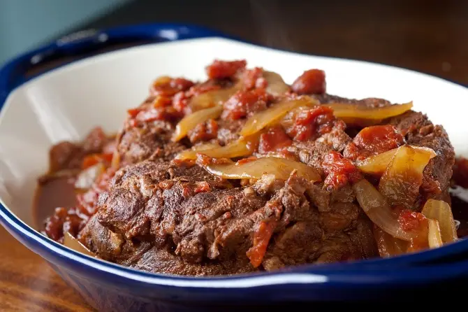 Ароматный горшочек с мясом кролика чесноком и травами
