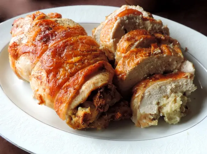 Рецепты: Начинка для сандвича: Куриный рулет с курагой и песто