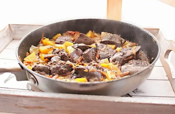 Птица: Куриная печень с тыквой и яблоками