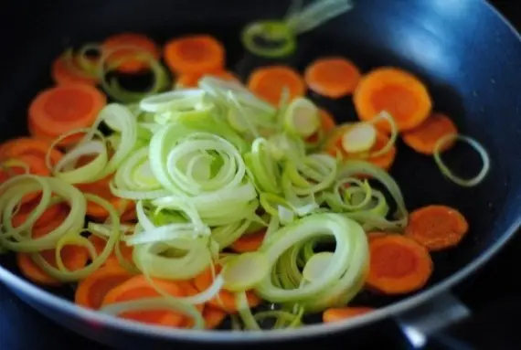 Мясо: Жаркое в горшочке из курицы с черносливом