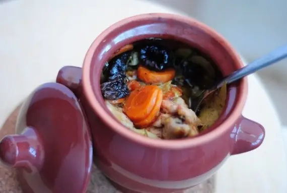 Мясо: Жаркое в горшочке из курицы с черносливом