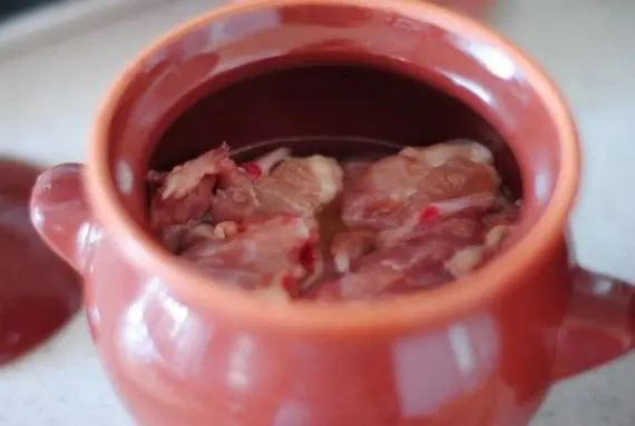 Мясо: Жаркое в горшочке из курицы с черносливом
