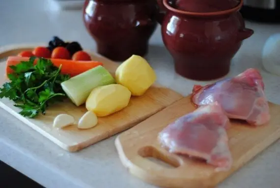 Мясо: Жаркое в горшочке из курицы с черносливом
