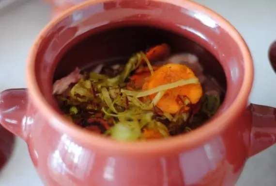 Мясо: Жаркое в горшочке из курицы с черносливом