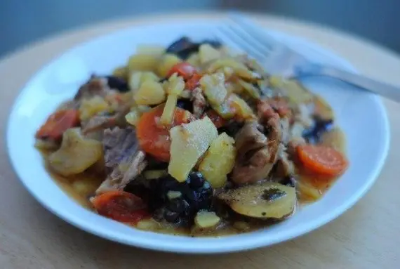 Мясо: Жаркое в горшочке из курицы с черносливом