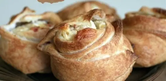 Выпечка: Пирожки слоёные с курицей и сыром