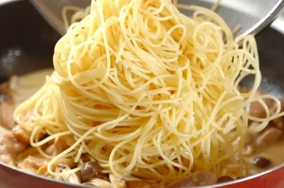 Макароны: ФОТО РЕЦЕПТ: Спагетти с куриным сливочным соусом