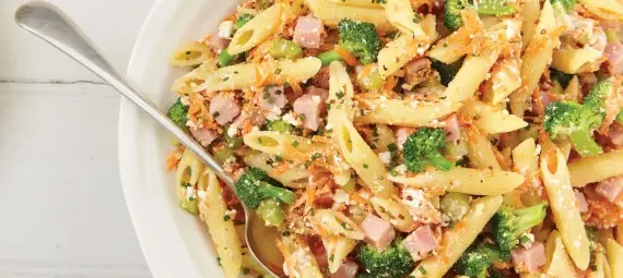 Салаты: Салат с макаронами с ветчиной и сыром.