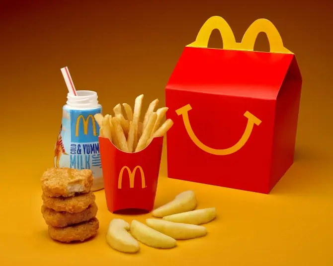 «МакДональдс» изменяет меню Happy Meal: молоко и салат вместо газировки и картофеля фри